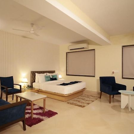 Meritas Seawind Beach Resort, Srīvardhan 外观 照片