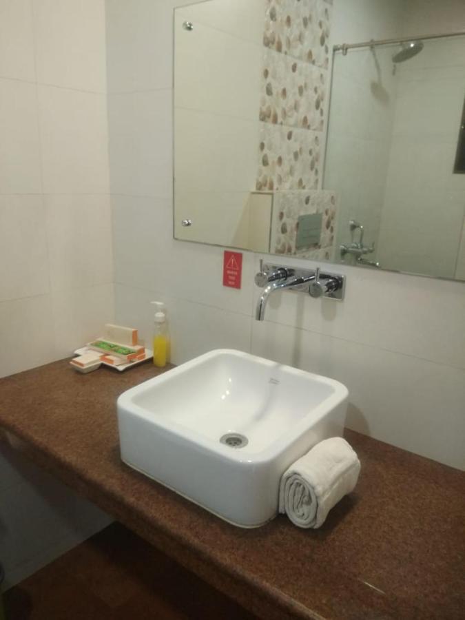 Meritas Seawind Beach Resort, Srīvardhan 外观 照片